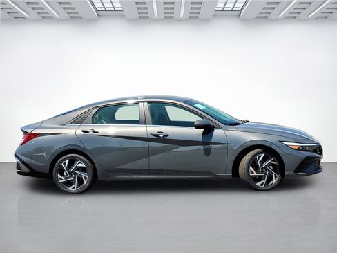 New 2026 Hyundai Elantra Limited FWD image 3