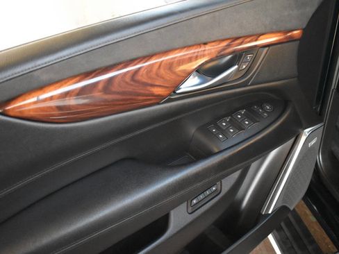 Used 2015 Cadillac Escalade Premium image 37