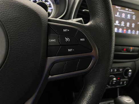 Used 2021 Jeep Cherokee Latitude AWD/4WD image 16