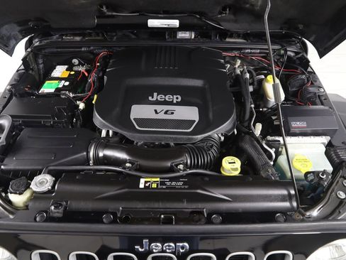 Used 2017 Jeep Wrangler Unlimited Sahara w/ Connectivity Group image 41