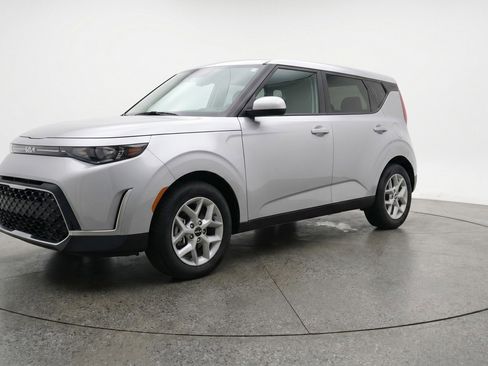 Used 2025 Kia Soul LX w/ LX Technology Package FWD image 2