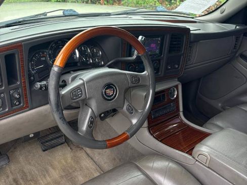 Used 2004 Cadillac Escalade ESV AWD image 17