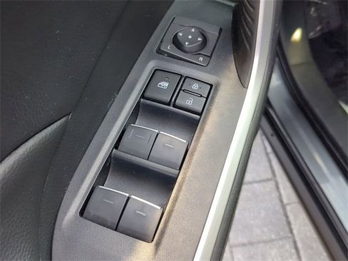 Used 2022 Toyota RAV4 XLE Premium image 18