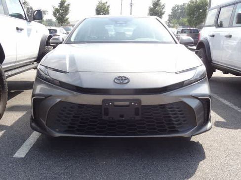 Used 2025 Toyota Camry SE w/ Convenience Package FWD image 2