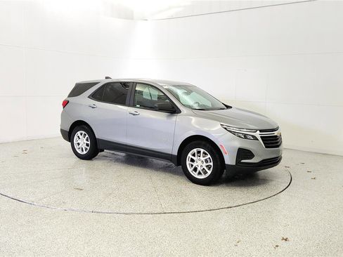 Used 2024 Chevrolet Equinox LS w/ LS Convenience Package FWD image 1
