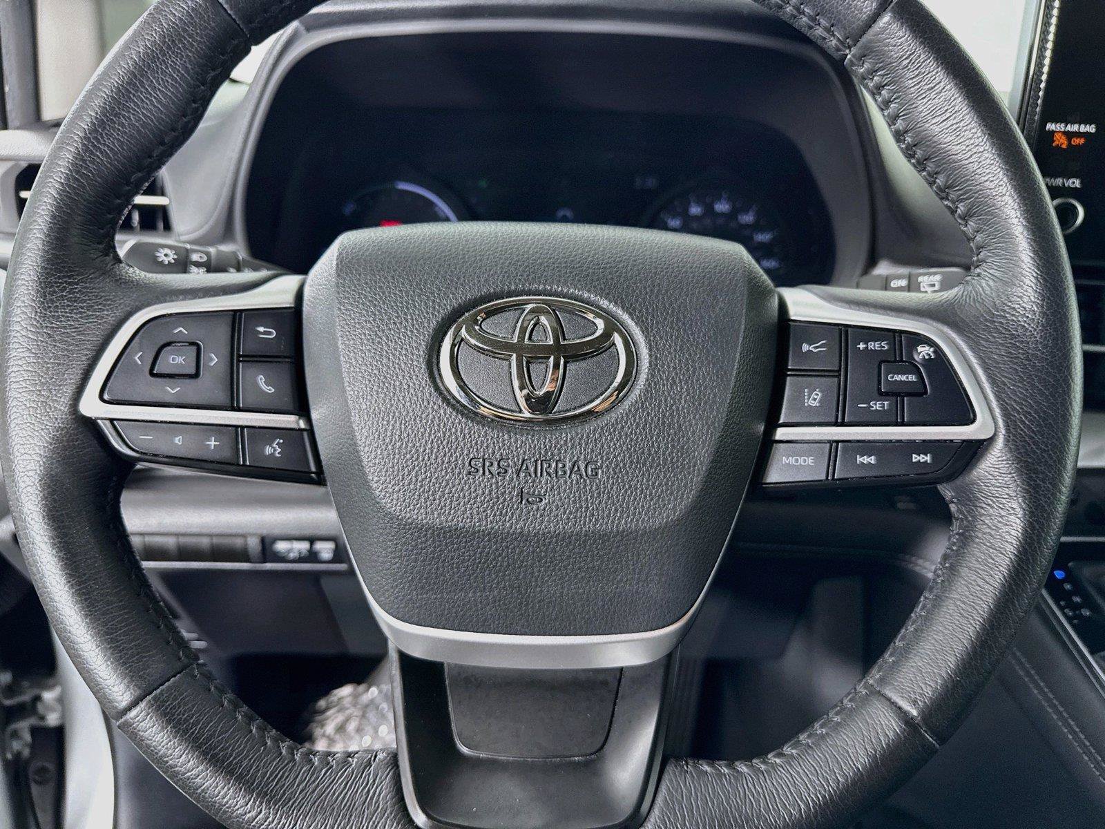 Certified 2025 Toyota Sienna XLE FWD image 17
