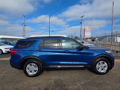 Used 2021 Ford Explorer XLT image 2