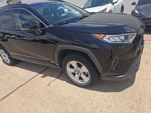 Used 2020 Toyota RAV4 XLE FWD image 3