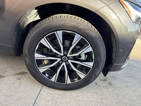 Used 2025 Volvo XC60 B5 Plus image 13