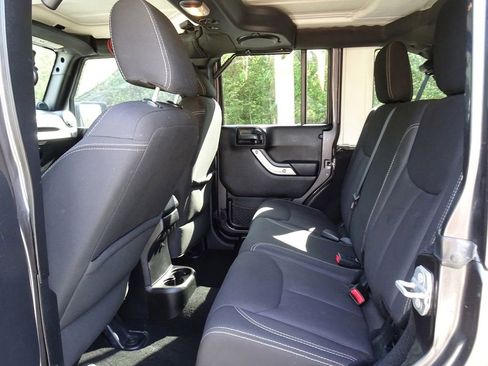 Used 2014 Jeep Wrangler Unlimited Rubicon w/ Connectivity Group AWD/4WD image 10