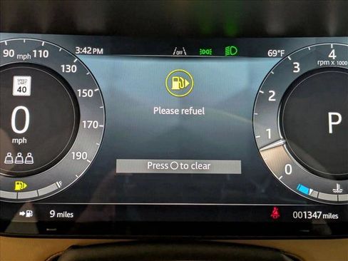 Used 2025 Land Rover Range Rover SV image 11