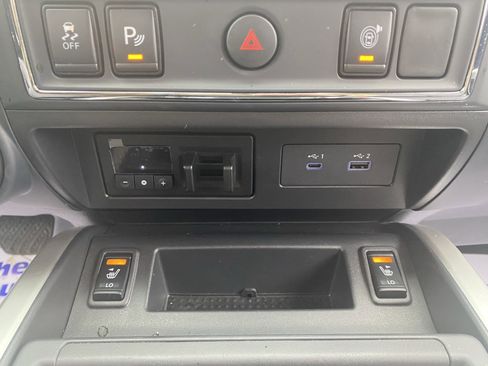 Used 2024 Nissan Titan SV w/ SV Convenience Package image 16