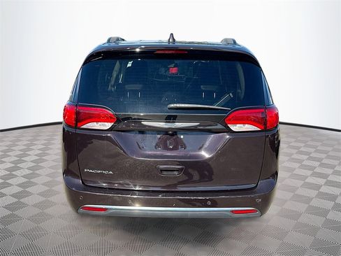Used 2017 Chrysler Pacifica Touring-L image 7