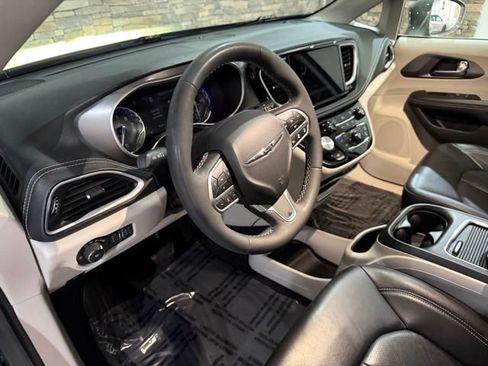 Used 2022 Chrysler Pacifica Touring-L AWD/4WD image 28
