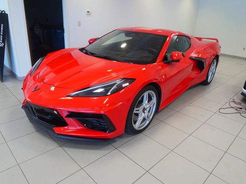 Used 2024 Chevrolet Corvette Stingray Preferred Cpe w/ Z51 Performance Package RWD image 3