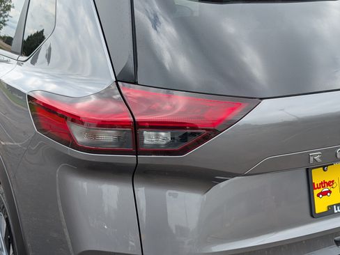 Used 2023 Nissan Rogue SV AWD/4WD image 17