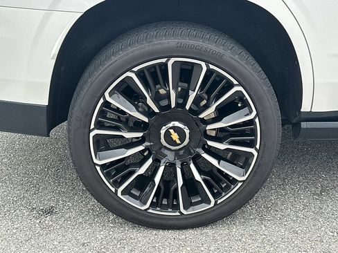 Used 2025 Chevrolet Tahoe High Country AWD/4WD image 17