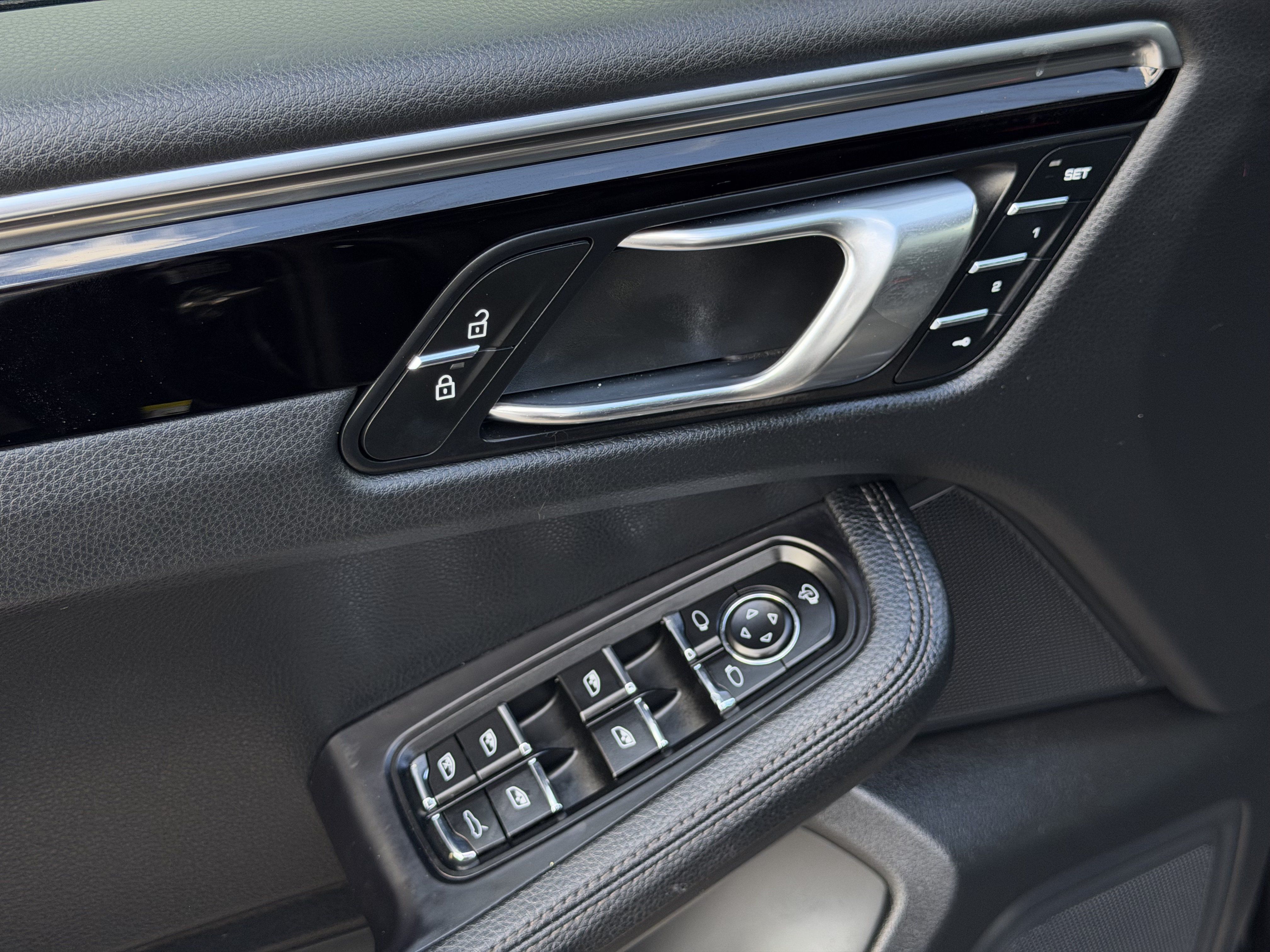 Used 2024 Porsche Macan AWD/4WD image 18