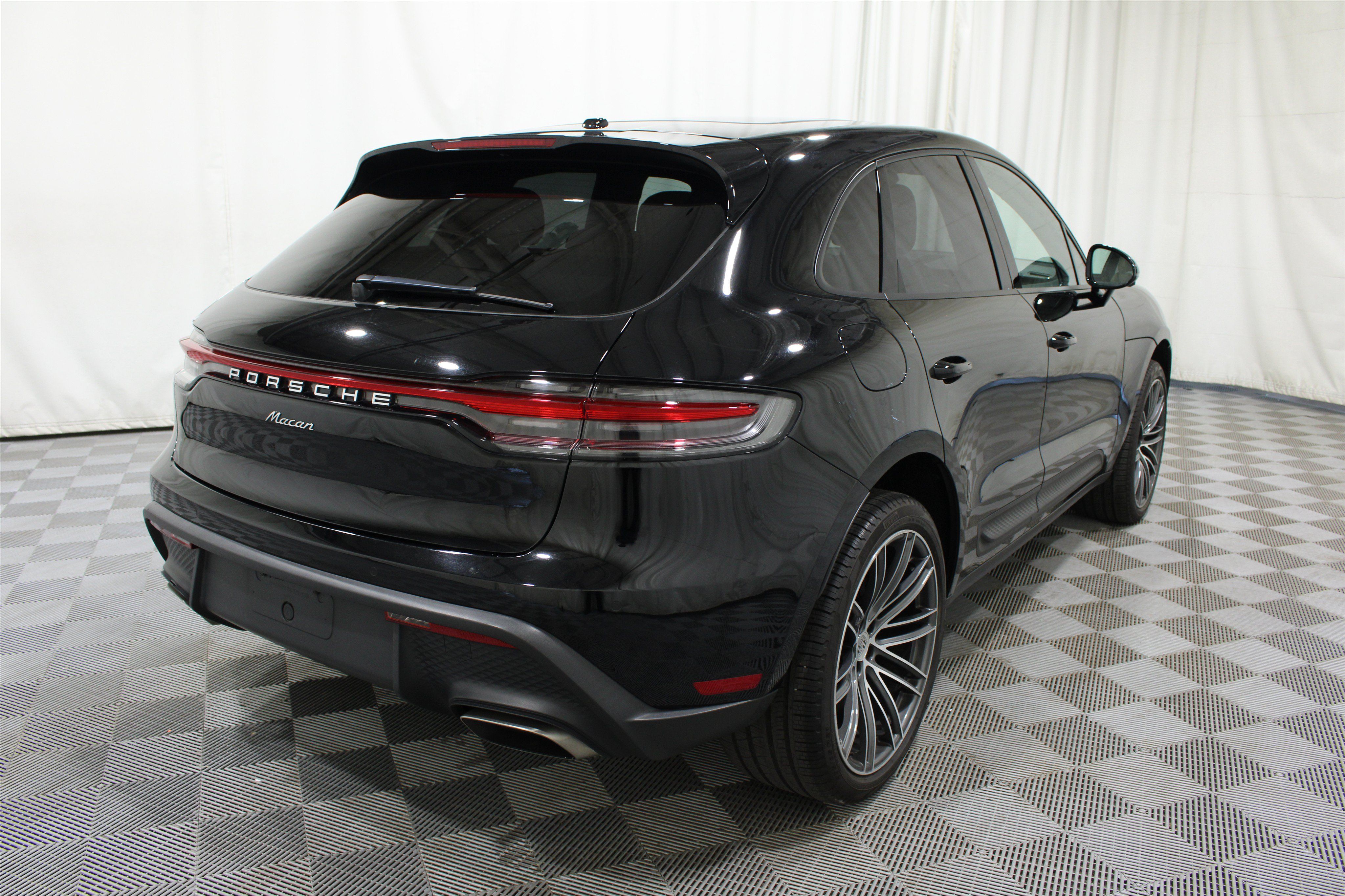Used 2024 Porsche Macan AWD/4WD image 29