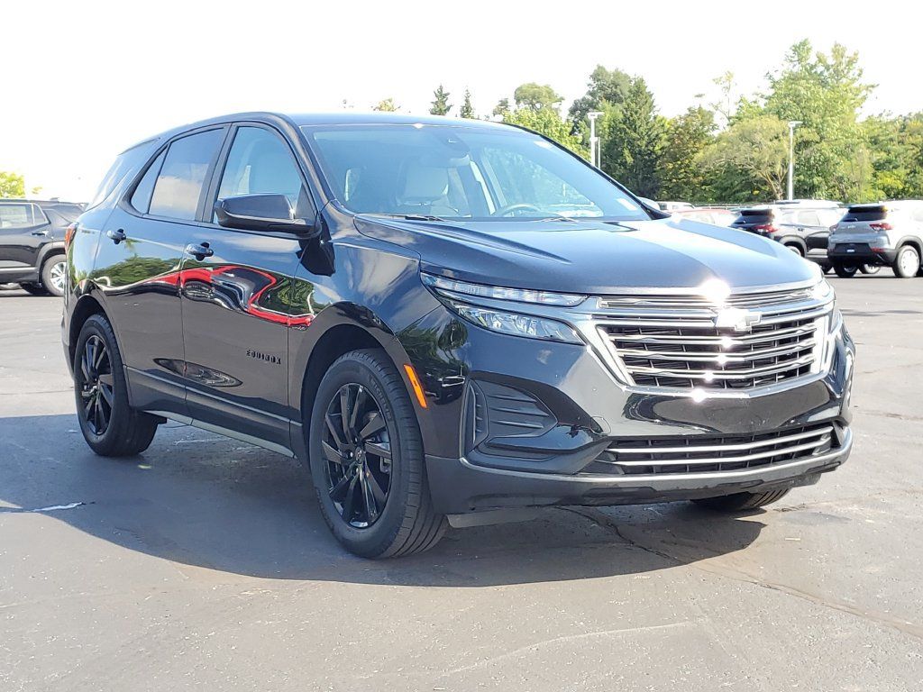 Used 2024 Chevrolet Equinox LS w/ LS Convenience Package FWD image 2