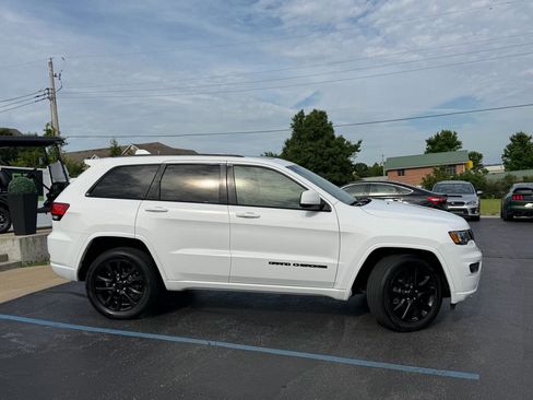 Used 2020 Jeep Grand Cherokee Altitude AWD/4WD image 2