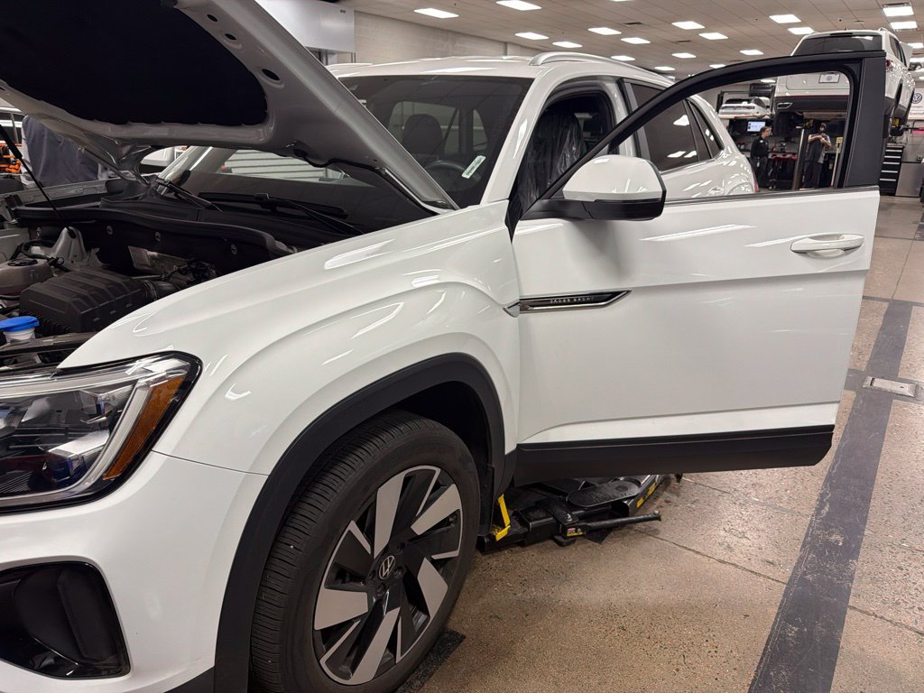 Used 2024 Volkswagen Atlas Cross Sport SE AWD/4WD image 4