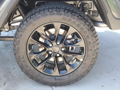 New 2025 Jeep Gladiator Sport image 17