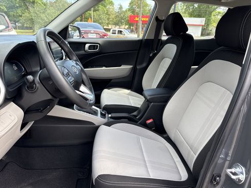 Used 2025 Hyundai Venue SEL FWD image 9