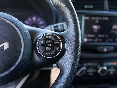 Used 2022 Kia Soul LX image 11