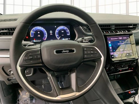 Used 2025 Jeep Grand Cherokee L Altitude image 17