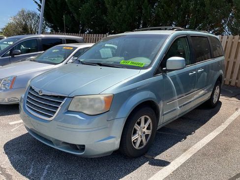 Used 2009 Chrysler Town & Country Touring FWD image 3