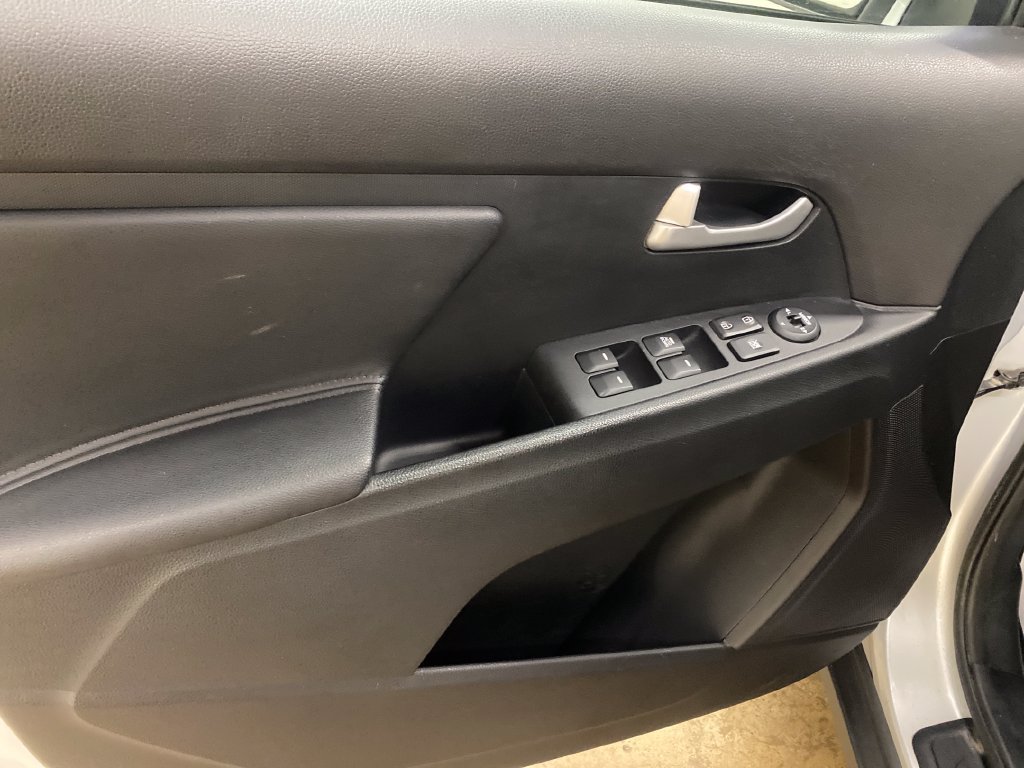 Used 2016 Kia Sportage LX AWD/4WD image 9