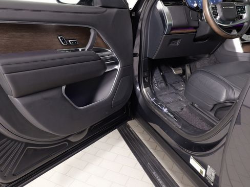 Used 2023 Land Rover Range Rover SE image 25