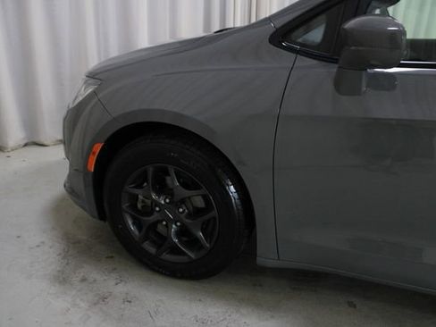 Used 2020 Chrysler Pacifica Touring w/ Advanced Safetytec Group FWD image 34