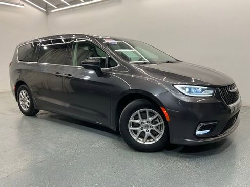 Used 2023 Chrysler Pacifica Touring-L FWD image 2