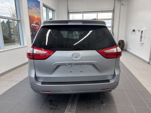 Used 2017 Toyota Sienna LE image 4
