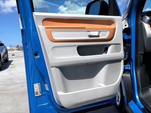 Used 2025 Volkswagen ID. Buzz 1st Edition AWD/4WD image 27