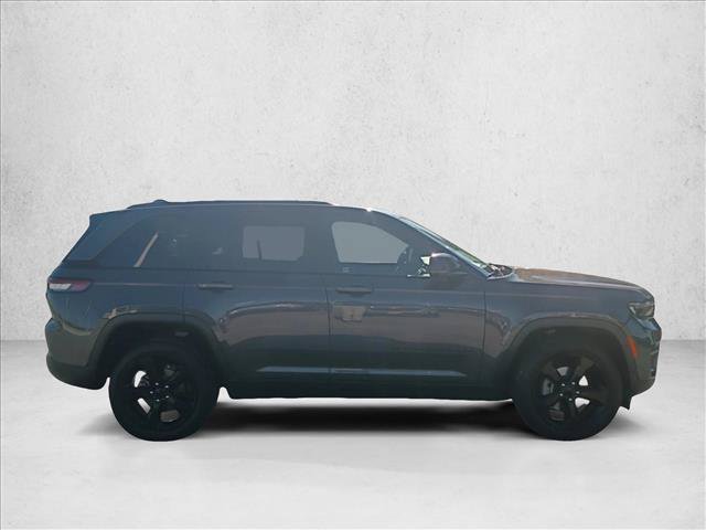 Used 2023 Jeep Grand Cherokee Altitude AWD/4WD image 4