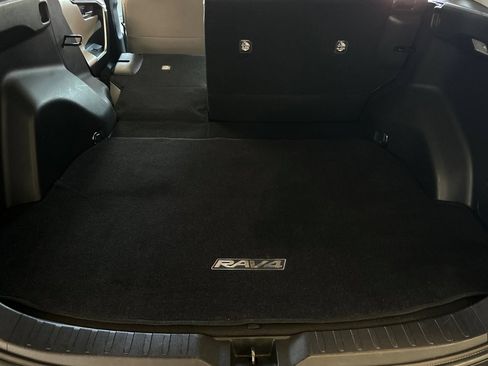 Used 2021 Toyota RAV4 XLE w/ Convenience Package FWD image 15