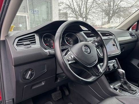 Used 2018 Volkswagen Tiguan SE w/ Panoramic Sunroof Package image 6
