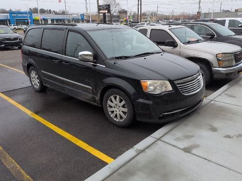 Used 2012 Chrysler Town & Country Touring-L image 3