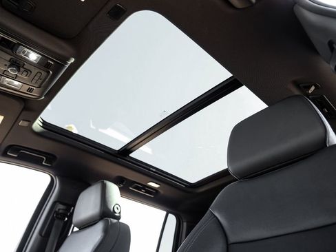 Used 2022 Chevrolet Suburban LT w/ Luxury Package image 4