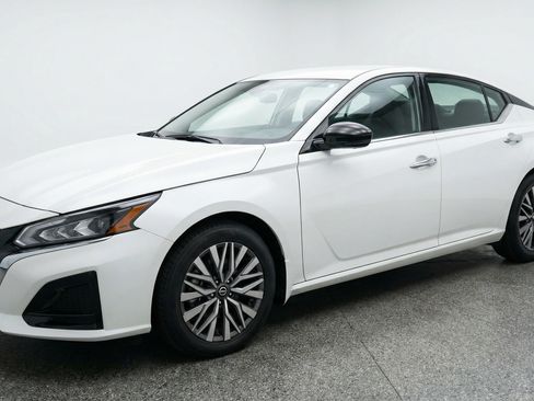 Used 2025 Nissan Altima 2.5 SV image 3
