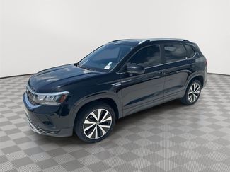 Used 2022 Volkswagen Taos SE image 1