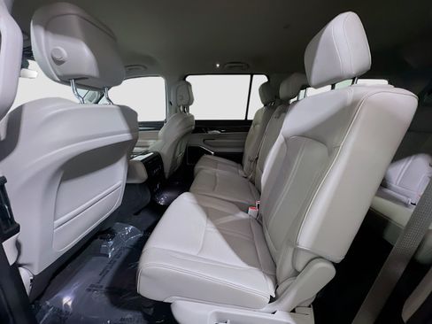 Used 2022 Jeep Wagoneer Series II RWD image 18