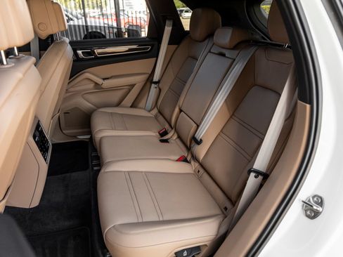 Certified 2023 Porsche Cayenne Platinum Edition AWD/4WD image 36