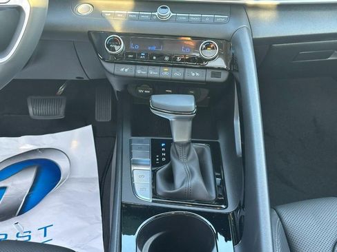 New 2025 Hyundai Elantra Limited image 9