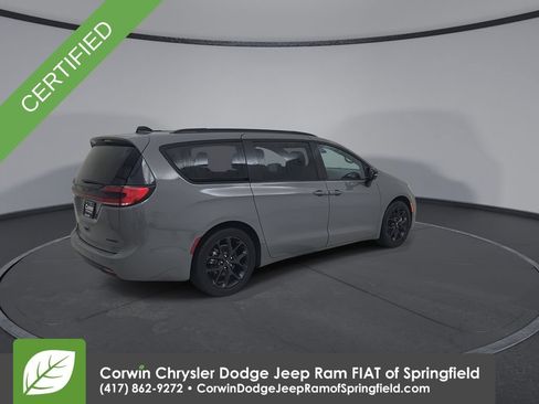 Certified 2025 Chrysler Pacifica Limited FWD image 15