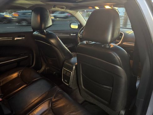 Used 2018 Chrysler 300 Touring L image 25