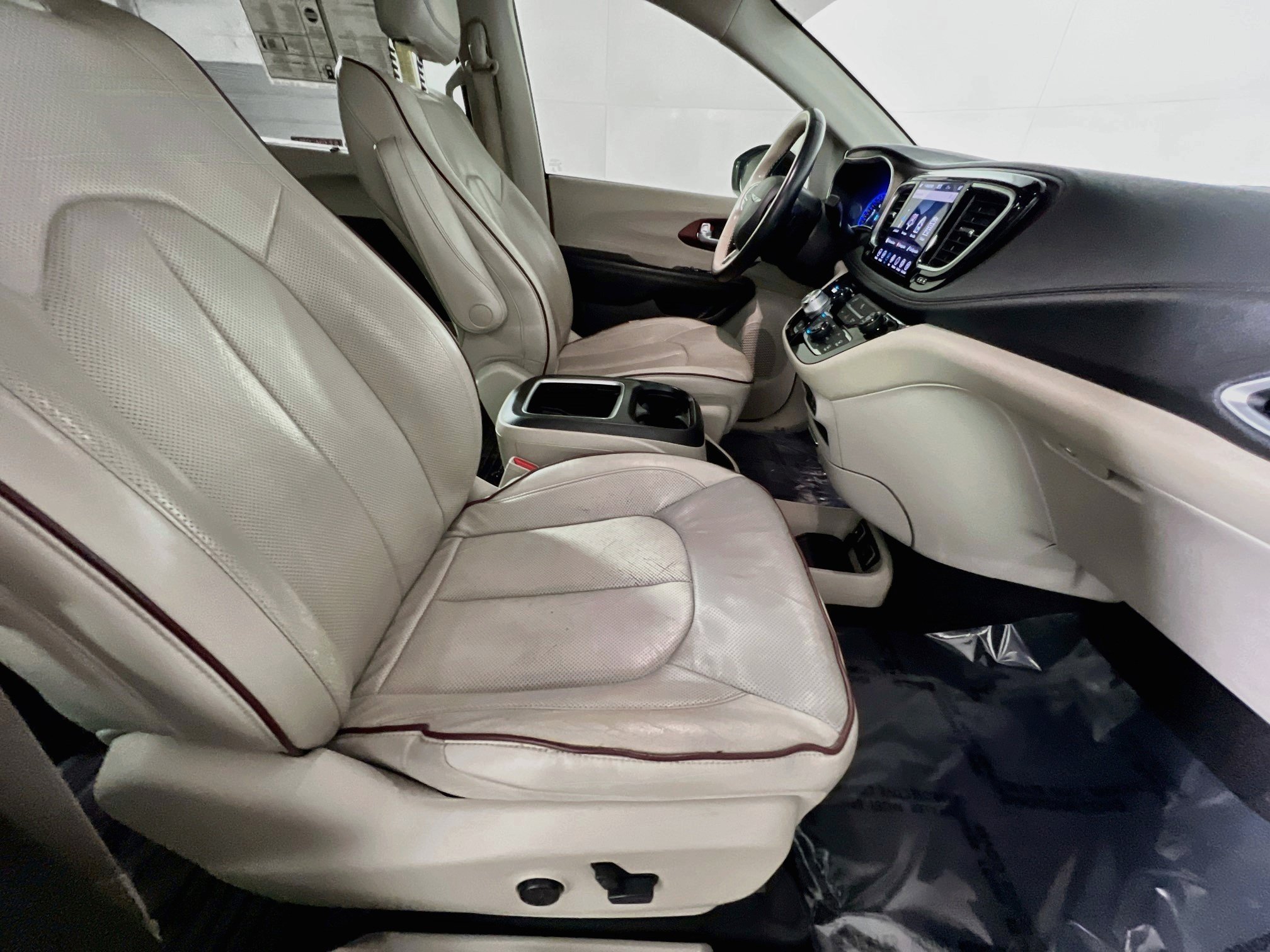 Used 2020 Chrysler Pacifica Limited FWD image 31